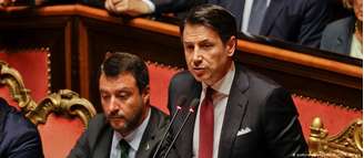 Premiê italiano, Giuseppe Conte, chamou de irresponsável seu vice, Matteo Salvini (esq.)