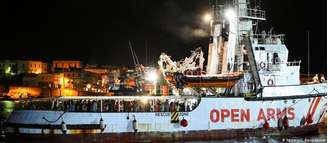 Embarcação com mais de 80 migrantes a bordo atracou no porto de Lampedusa