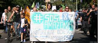 Ativistas do Extinction Rebellion e movimento Greve pelo Futuro protestaram em Berlim pela Amazônia