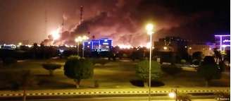 Fumaça e fogo na refinaria em Abqaiq eram vistos de longe