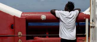 Migrantes a bordo do Ocean Viking foram resgatados na costa da Líbia