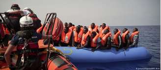 Refugiados são resgatados no Mar Mediterrâneo em setembro deste ano