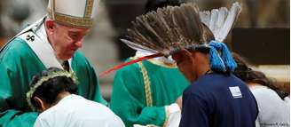Bispos e cardeais, além de representantes de povos indígenas, participaram da celebração na Basílica de São Pedro