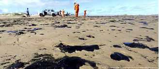 Manchas de petróleo em praia de Aracaju