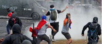 Manifestantes enfrentaram forças policiais com pedras e coquetéis molotov