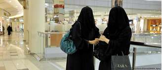 Mulheres sauditas são obrigadas a cobrir os cabelos, os braços e as pernas em público