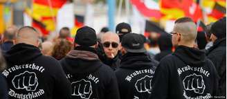 Membros do grupo extremista "Irmandade Alemanha" durante manifestação em Berlim