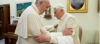 Papa Francisco (esq.) e seu antecessor, papa emérito Bento XVI