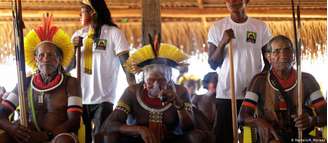 O cacique Raoni (c.) durante o encontro no Xingu