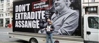 "Jornalismo não é crime", diz faixa em protesto em Londres contra a extradição de Assange