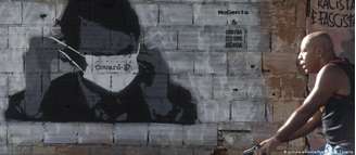 Grafite no Rio de Janeiro ironiza postura de Bolsonaro diante da covid-19