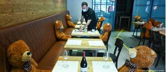 Companheiros felpudos: em restaurante de Hofheim, ursinhos ajudam no distanciamento