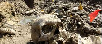 Escavações próximas a Zvornik, na Sérvia, encontraram restos mortais de dezenas de vítimas do genocídio de Srebrenica 