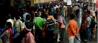 Estação de trem na Índia: maioria das mortes por covid-19 foi em cidades, mas pandemia se espalha para interior
