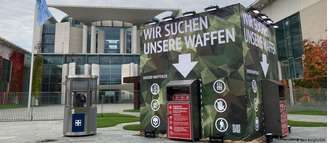 "Procuramos nossas armas": caixas de coleta diante de prédio da Chancelaria Federal alemã