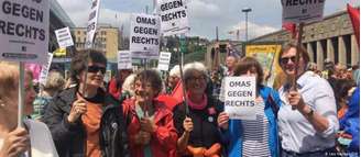 Anna Ohnweiler (à esquerda na imagem) e colegas do grupo Vovós Contra a Direita em Stuttgart em maio de 2019