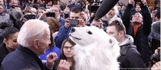 Joe Biden fala com ativista ambiental fantasiado durante evento nos EUA, em fevereiro