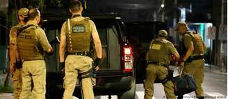 Policiais militares com bolsa cheia de dinheiro deixado para trás pro criminosos em Criciúma