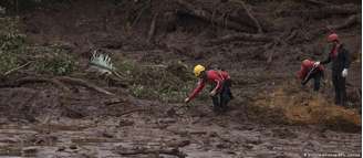 Bombeiros buscam vítimas no dia seguinte ao rompimento da barragem em Brumadinho, em janeiro de 2019