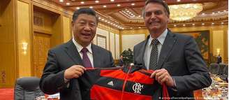 Bolsonaro presenteia casaco do Flamengo ao presidente da China, Xi Jinping, em outubro de 2019