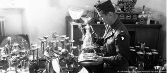 Soldado americano inspeciona a coleção de arte do nazista Hermann Göring em 1945