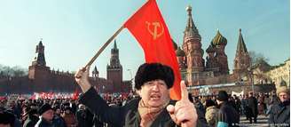 Apoiador do Partido Comunista da URSS participa de uma manifestação em Moscou, em 1997