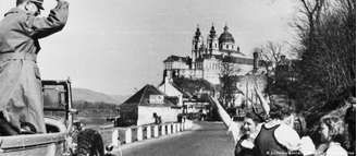Após a anexação da Áustria em 1938, Hitler fez um tour pelo país e foi recebido com celebrações em diversos locais