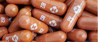 Pacientes com sintomas leves a moderados devem tomar quatro comprimidos, duas vezes ao dia e durante cinco dias