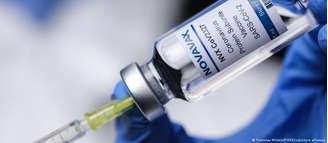 União Europeia aprovou vacina da Novavax, que pode ser uma alternativa também para os céticos anti-imunização
