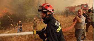 Bombeiros e voluntários combatem fogo na ilha de Evia, na Grécia, em agosto de 2021