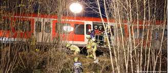 Equipes de resgate trabalham após acidente entre dois trens metropolitanos na Baviera