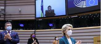 Após seu discurso, Zelenski foi aplaudido de pé pelos eurodeputados