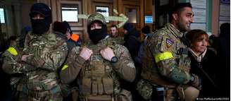 Veteranos do exército britânico na cidade ucraniana de Lviv se preparam para ir para linha de frente de combate contra os russos