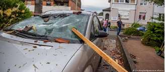 Em Paderborn, árvores e outras estruturas atingiram carros que estavam na rua