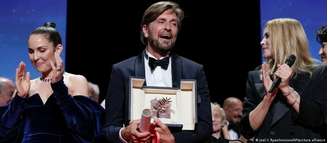 Ruben Östlund recebe a Palma de Ouro em Cannes