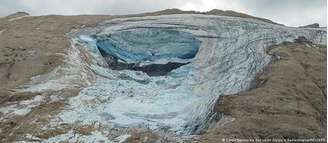 Pedaço de glacier próximo do pico da Marmolada se rompeu, criando uma avalanche de gelo e pedras