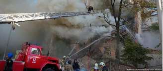 Bombeiros trabalham em prédio residencial em Kiev atingido por bombardeio 