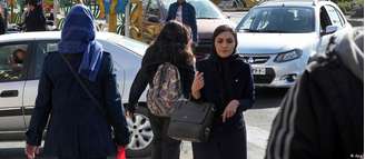 Muitas mulheres iranianas vêm se recusando a usar um lenço para cobrir a cabeça