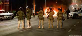 Em 12 de dezembro, apoiadores de Bolsonaro tentaram invadir a sede da PF em Brasília, destruíram carros e queimaram ônibus em vias públicas.