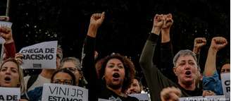 Manifestantes antirracistas se reúnem em frente ao Consulado Geral da Espanha em São Paulo em protetso contra os ataques racistas ao jogador brasileiro Vinicius Junior, do Real Madrid