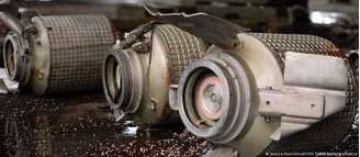 Bombas de fragmentação não detonadas em um depósito nos arredores de Kiev, na Ucrânia.