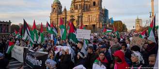 Manifestantes caminham pelo centro de Berlim durante ato pró-Palestina