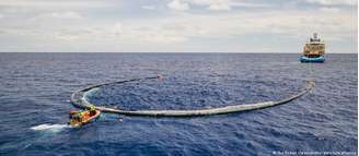 Membros da ONG The Ocean Cleanup arrastam gigantescas redes em formato de U nos locais onde o lixo se acumula