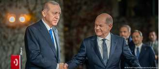 O chanceler federal alemão, Olaf Scholz (dir.), cumprimenta o presidente turco, Recep Tayyip Erdogan, durante visita oficial em Berlim