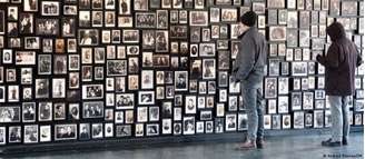 Mural no campo de Auschwitz-Birkenau: centenas de fotos e destinos são apenas uma fração do horror do Holocausto