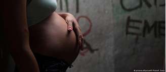 No Brasil, quase metade dos jovens que não estudam nem trabalham são mulheres pretas ou pardas. Necessidade de cuidados familiares e com o lar atinge mulheres de maneira desproporcional e mantém 2,5 milhões delas fora do mercado de trabalho