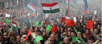 Dezenas de milhares atenderam ao apelo da oposição para protesto em Budapeste contra governo húngaro