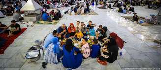 No Iraque, se cristãos e muçulmanos compartilharem uma refeição de Ramadã, será em residências ou restaurantes, não em mesquitas