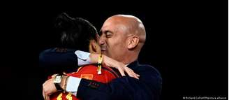 O ex-dirigente da Real Federação Espanhola de Futebol Luis Rubiales e a jogadora Jenni Hermoso durante comemoração da vitória da Espanha na Copa do Mundo Feminina