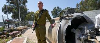 Porta-voz militar israelense mostra míssil balístico iraniano interceptado por Israel
